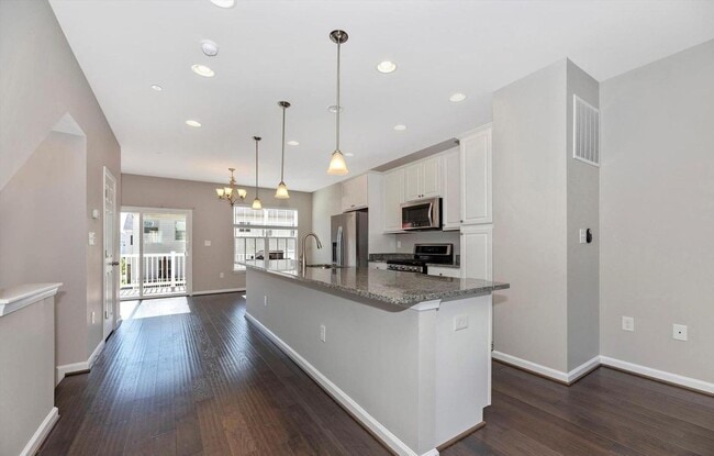 Building Photo - 3 level townhouse (newer construction) in Jefferson Place Community available early May!