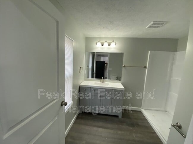 Building Photo - 1011 Logan St SE