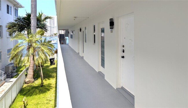 Building Photo - 450 Golden Isles Dr