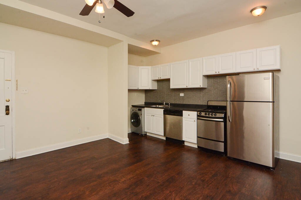 Building Photo - 3350 N Marshfield Ave