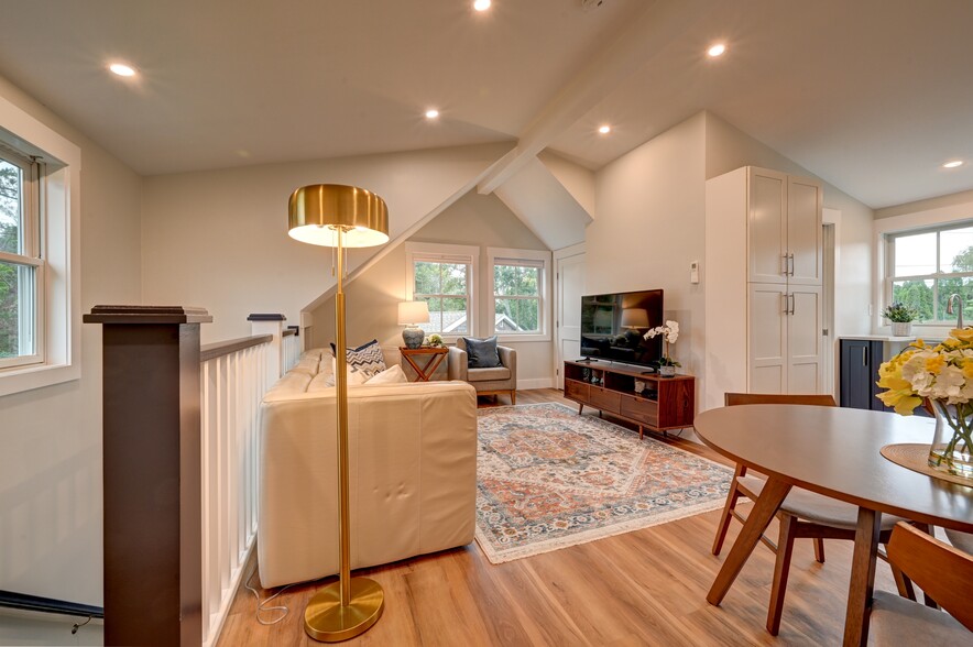 Living area - 5 Key Ct