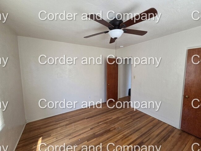 Building Photo - Cute 2 Bedroom 1 Bathroom Duplex Located i...