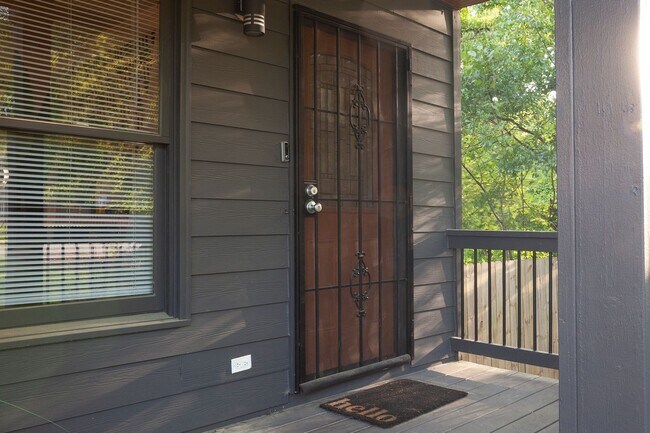 Building Photo - Beautifully Updated Two-Story 3/2.5 w/ Huge Fully Fenced Backyard!