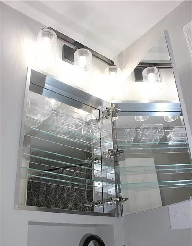 Building Photo - 3 Bedroom home with fenced in backyard and...