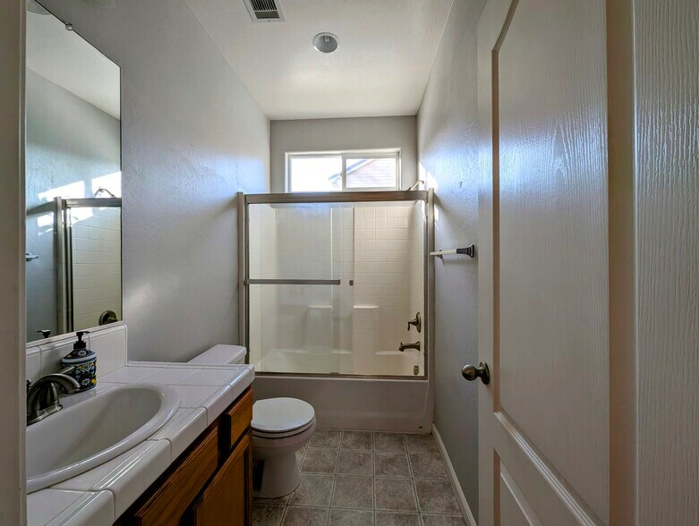 2nd bathroom - 4373 W Pinsapo Dr