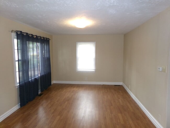 Building Photo - Newly Renovated!