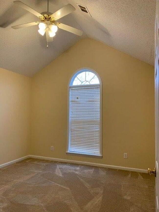 Building Photo - Cozy 3 Bed 2 Bath House! Available Fall 2025!