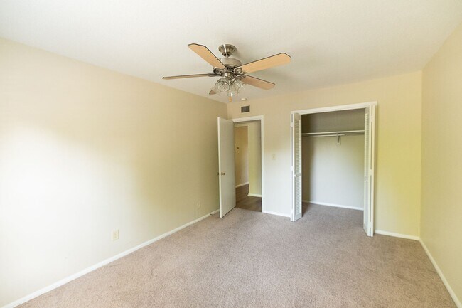 Building Photo - 3812 Country Club Rd