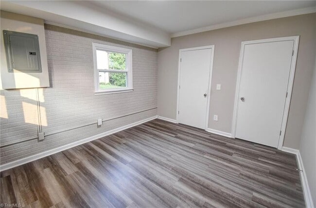 Building Photo - 318 Collinwood Dr