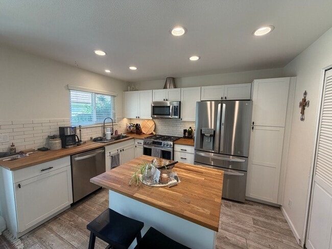 Building Photo - Remodeled 3 bedroom 2 1/2 bath townhome!