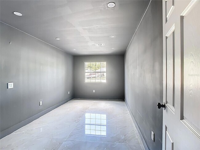 Building Photo - 201 Valencia Dr