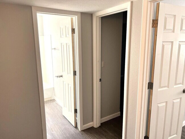 Building Photo - UPDATED 2 BEDROOMS WITH PRIVATE PATIO & CENTRAL AIR