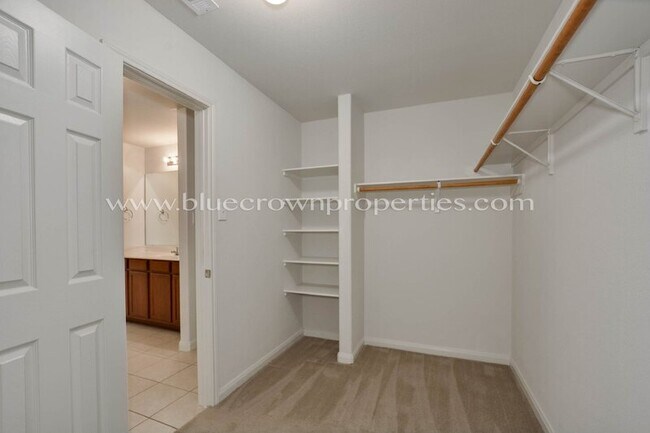 Building Photo - 2221 Meadow Dr