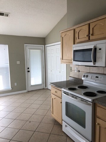 Building Photo - Renovated 2 Bedroom 2 Bath Home for Rent!