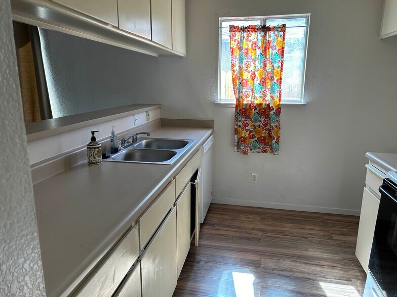 Building Photo - 1580 N Denair Ave