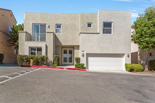 Building Photo - Modern 5-Bedroom Home with Spectacular Vie...