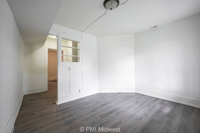 Building Photo - "Charming Duplex Retreat: Spacious 2-Bedro...