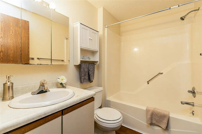 bathroom - 808 Benton Dr