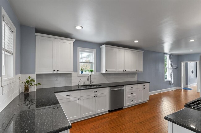 Building Photo - Beautiful 3BR 2.5 BA Townhouse in Downtown...