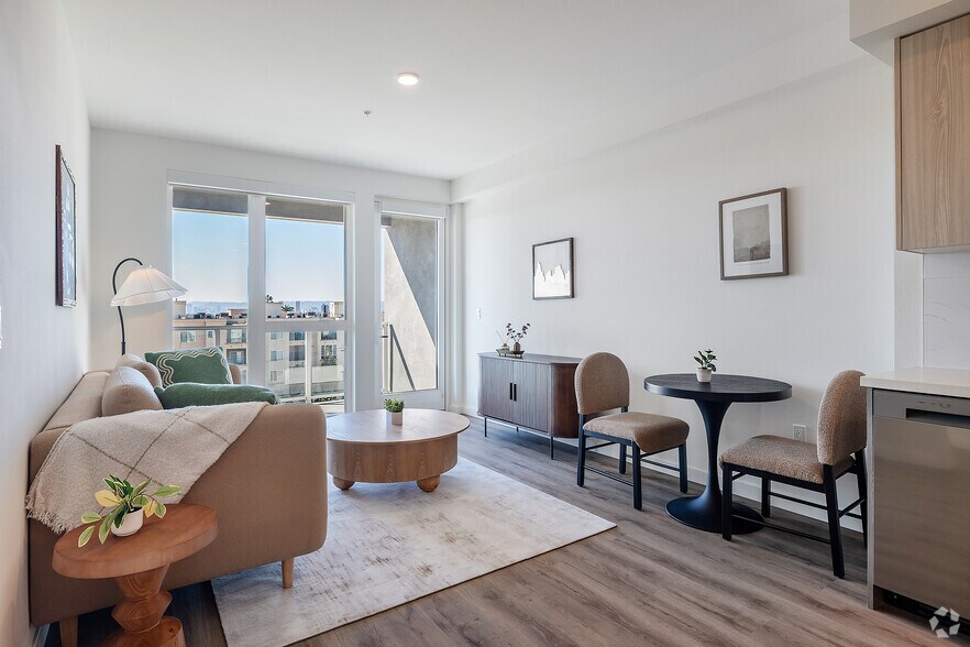 Primary Photo - Somi