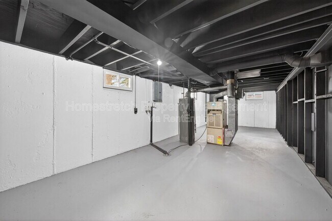 Building Photo - 315 St Anthony Ln