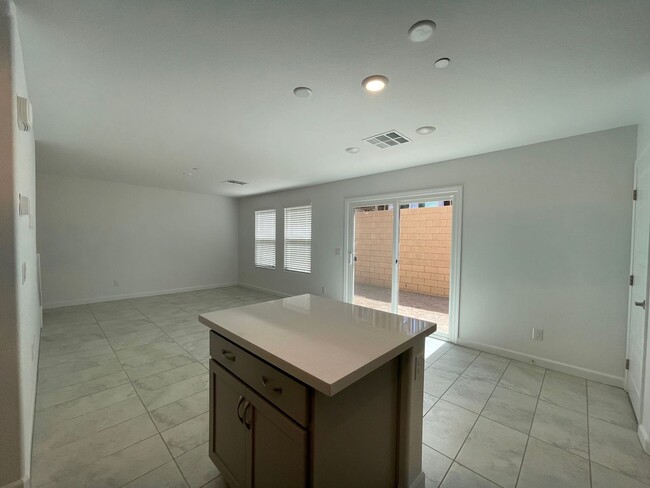 Building Photo - BEUTIFUL 3 BED 2.5 BATH 2 CAR GARAGE TOWNH...