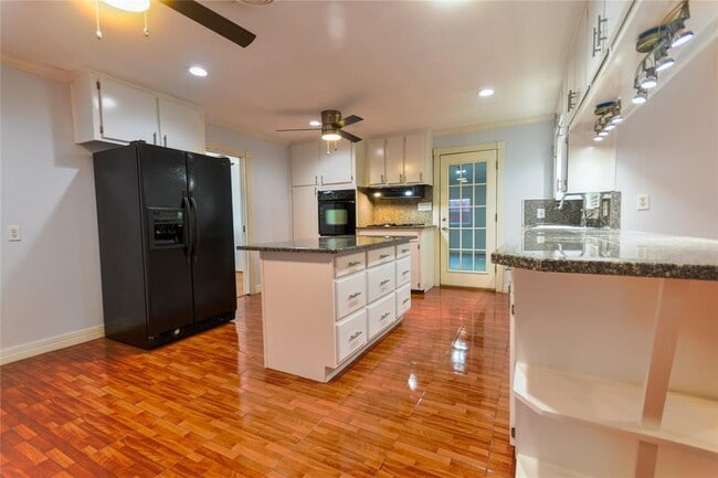 Building Photo - 10518 Hazelhurst Dr