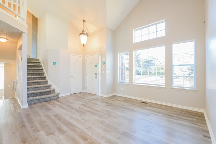 Building Photo - 5800 S Rock Creek Dr