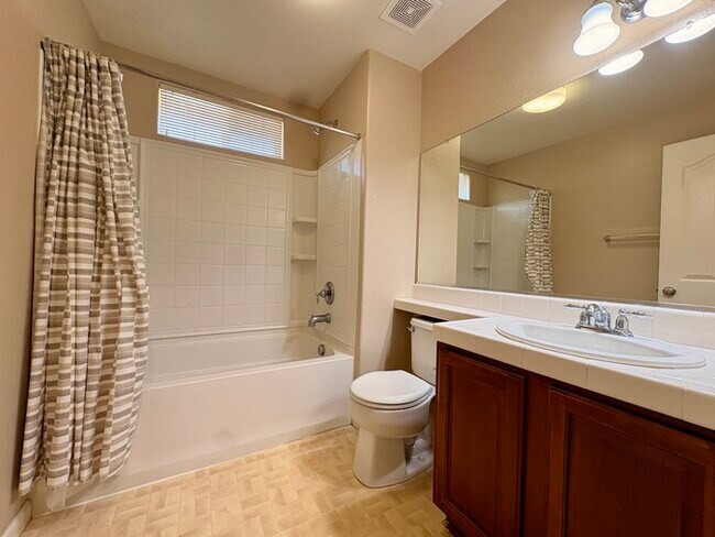 Building Photo - Beautiful Well Kept 2 Bedroom, 2 Bathroom in Roseville!