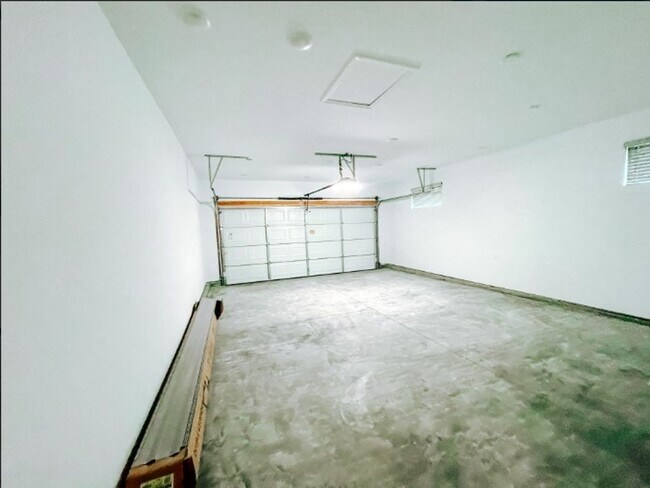 Building Photo - Beautiful Newer Home in Excellent Conditio...