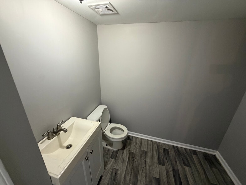 Building Photo - Room in Townhome on Northdale Rd