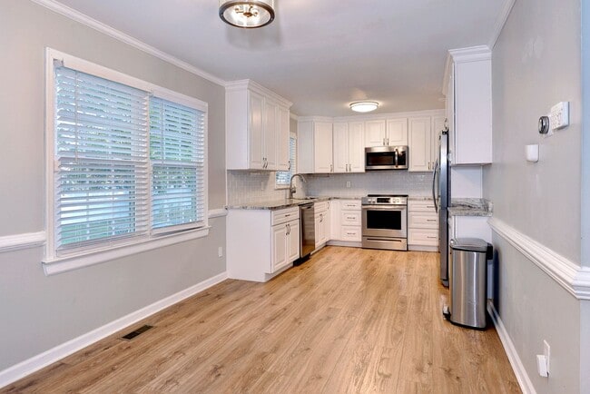 Building Photo - Updated, Spacious, Large Backyard in Newpo...