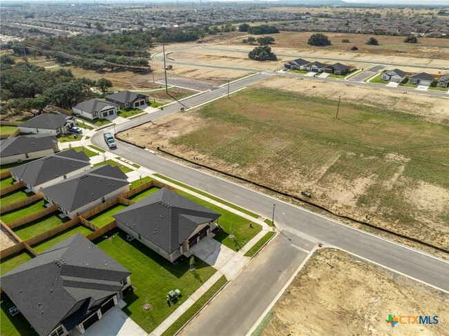 Building Photo - 3800 Hickory Dr