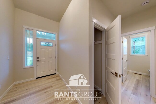 Building Photo - Beautiful Home! Easy JBLM commute!