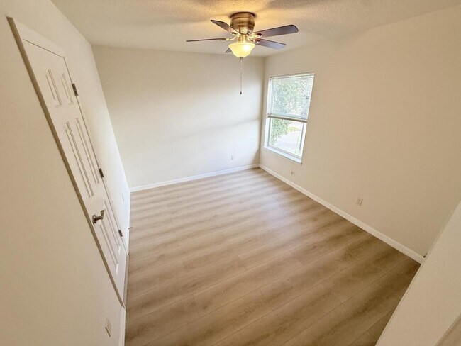 Building Photo - 8055 Glitter Ct