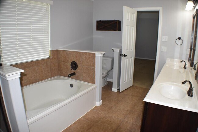 Building Photo - 2602 Lexington Park Dr
