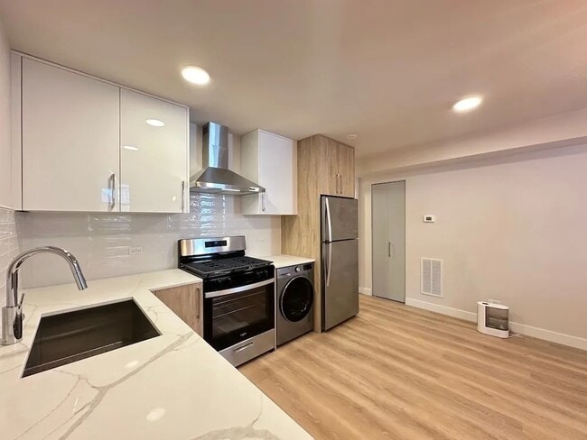 Building Photo - 2439 W Walton St