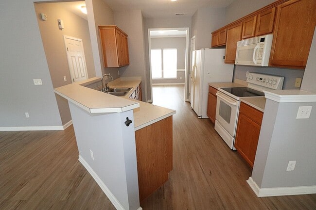 Building Photo - Great 3 Bed 2.5 bath townhome in Sunset Po...