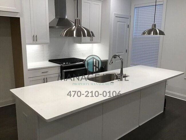 Building Photo - Elegant 3 Bedroom Townhome in a gated comm...