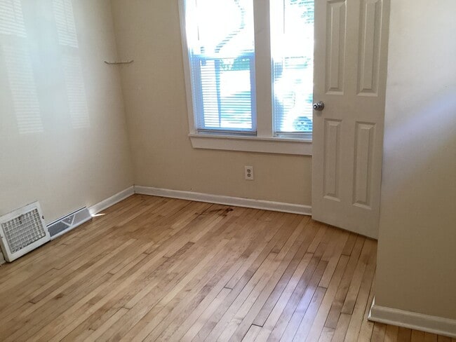 Building Photo - 2 BR Single Family in West Allis