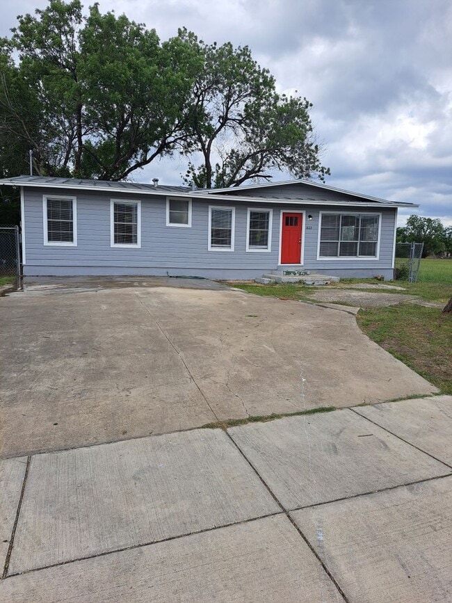 Building Photo - Stylish 4BR/2BA Home Near Port San Antonio...