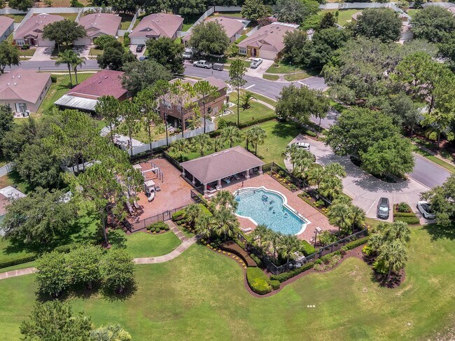 Building Photo - 4/2 in Gated Community near Tuskawilla Rd ~ Tile and Laminate Floors ~ Screened Patio ~  Communit...