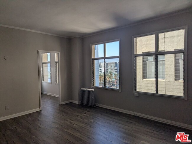 Building Photo - 634 S Gramercy Pl