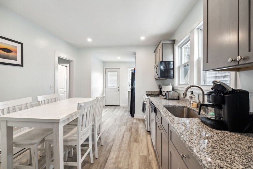 Kitchen - 61 Ocean Blvd