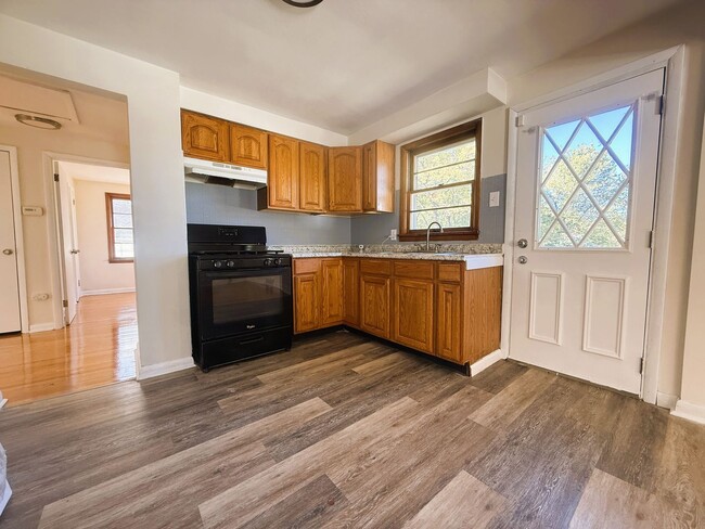 Building Photo - 2 bedroom Rental Home