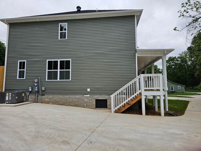 Building Photo - 1/2 Off FIRST MONTH'S RENT! MAY SPECIAL ON...