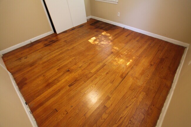 Building Photo - House For Rent Dean Road!