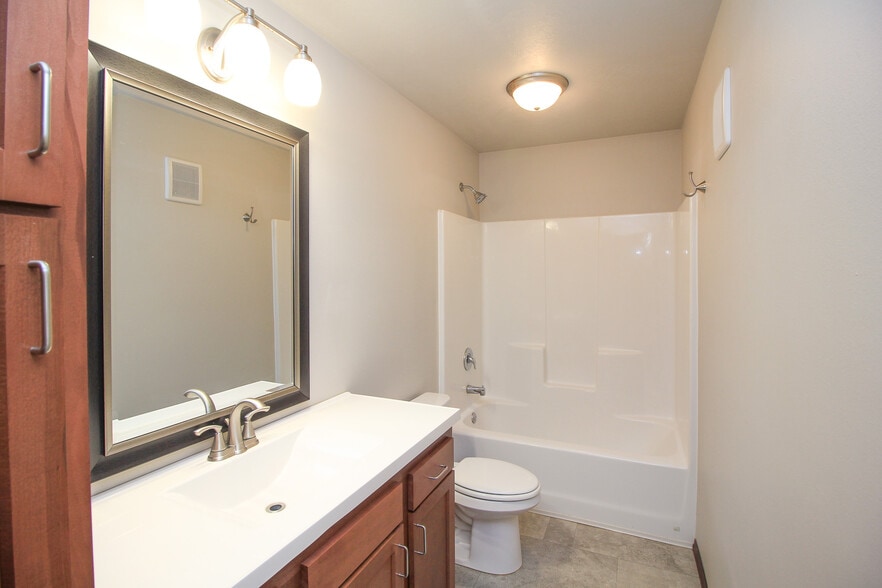 Building Photo - 320 Vernon Dr