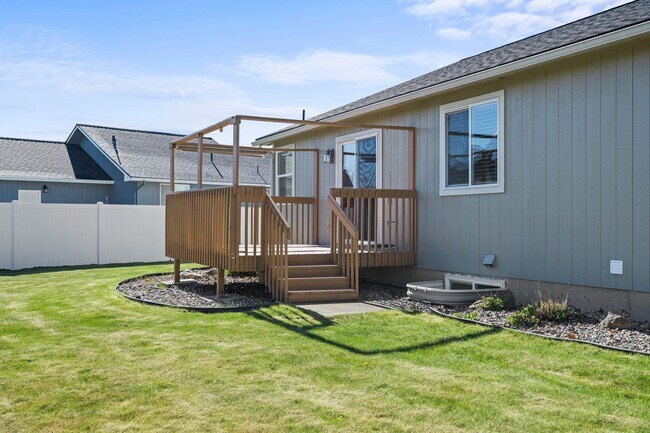 Building Photo - Colbert WA Rancher with Full basement for RENT!