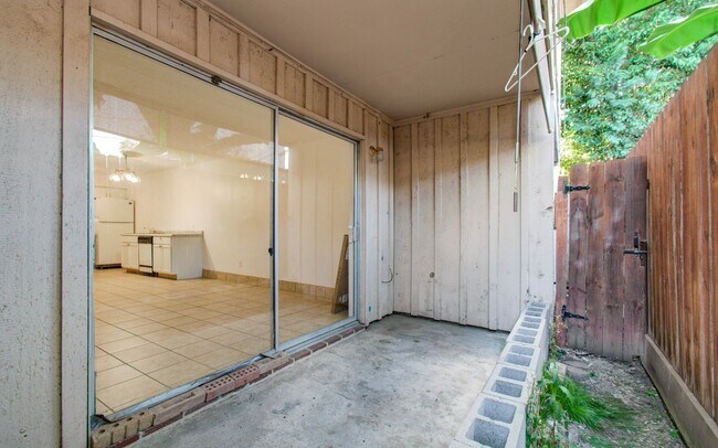 Building Photo - 8110 Albacore Dr